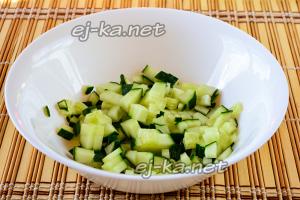 Крабовый салат — рецепт классический с огурцом и кукурузой